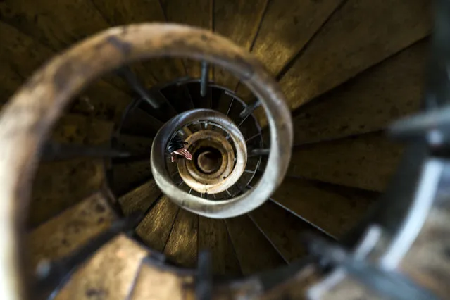 A visitor climbs up the spiral staircase inside the 67-meter-high clock tower of the Gare de Lyon in Paris, France, Thursday, January 21, 2016. The staircase count more than 300 stairs. The railway station was built in 1900 for the Exposition Universelle world fair. (Photo by Etienne Laurent/EPA)