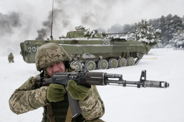 An Ukrainian Army reservist takes part in military exercises at the Ukrainian Army training centre “Desna” in Chernihiv region, Ukraine December 19, 2018. (Photo by Valentyn Ogirenko/Reuters)