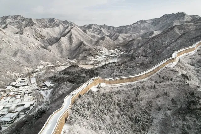 This photo shows an aerial view of a snow-covered section of the Great Wall of China at Shuiguan, north of Beijing, after an overnight snowfall on December 15, 2023. (Photo by Greg Baker/AFP Photo)
