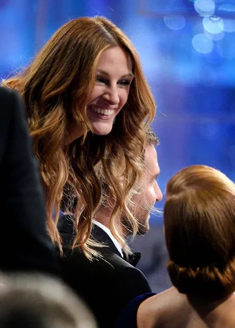 Julia Roberts talks with Amy Adams in the audience. (Photo by Kevork Djansezian/Getty Images)