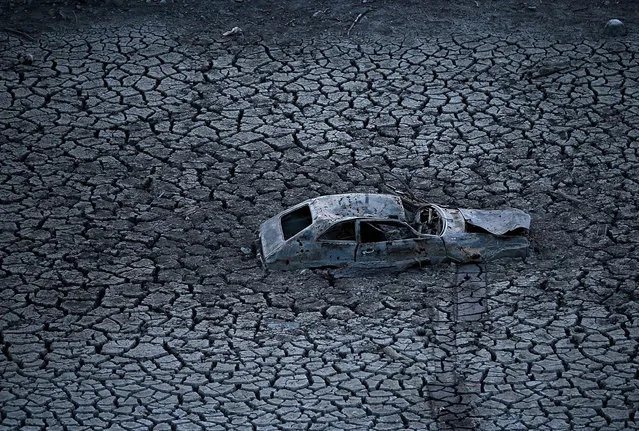 A car sits in dried and cracked earth of what was the bottom of the Almaden Reservoir on January 28, 2014 in San Jose, California. Now in its third straight year of drought conditions, California is experiencing its driest year on record, dating back 119 years, and reservoirs throughout the state have low water levels. Santa Clara County reservoirs are at 3 percent of capacity or lower. (Photo by Justin Sullivan/Getty Images)