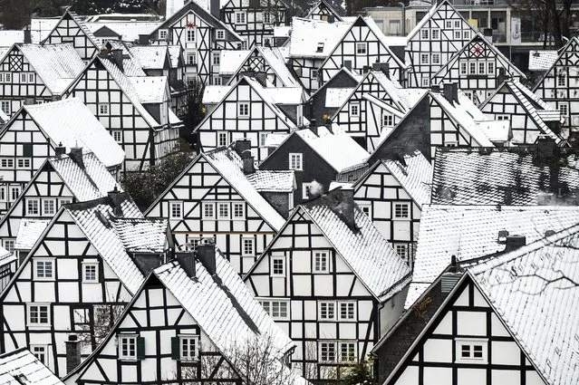 Snow lies on the roofs of the historic old town in Freudenberg, North Rhine-Westphalia on December 7, 2021. During the night precipitation is coming from the west. At altitudes above 400 meters, snowfall between 1 and 4 cm of fresh snow can be expected. (Photo by Federico Gambarini/dpa)