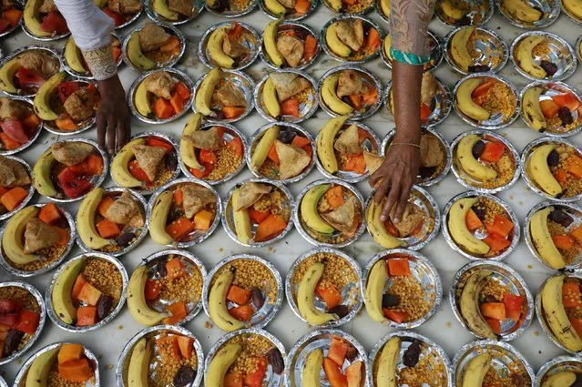 Muslims prepare to distribute the Iftar (breaking of fast) meal during the holy month of Ramadan inside the shrine of Muslim Sufi Saint Nizamuddin Auliya in New Delhi, India May 16, 2019. (Photo by Anushree Fadnavis/Reuters)