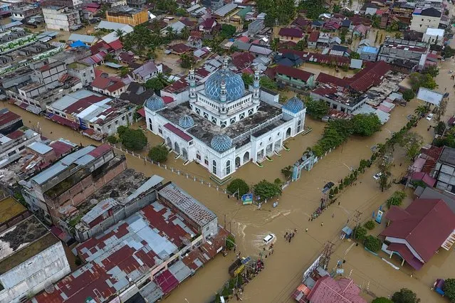 This aerial picture shows inundated buildings including a mosque during flooding in Lhoksukon, North Aceh on January 3, 2022. (Photo by Zikri Maulana/AFP Photo)
