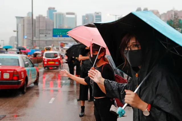 Anti-extradition bill protesters guide motorists during a march to demand democracy and political reforms, in Hong Kong, China on August 18, 2019. (Photo by Tyrone Siu/Reuters)