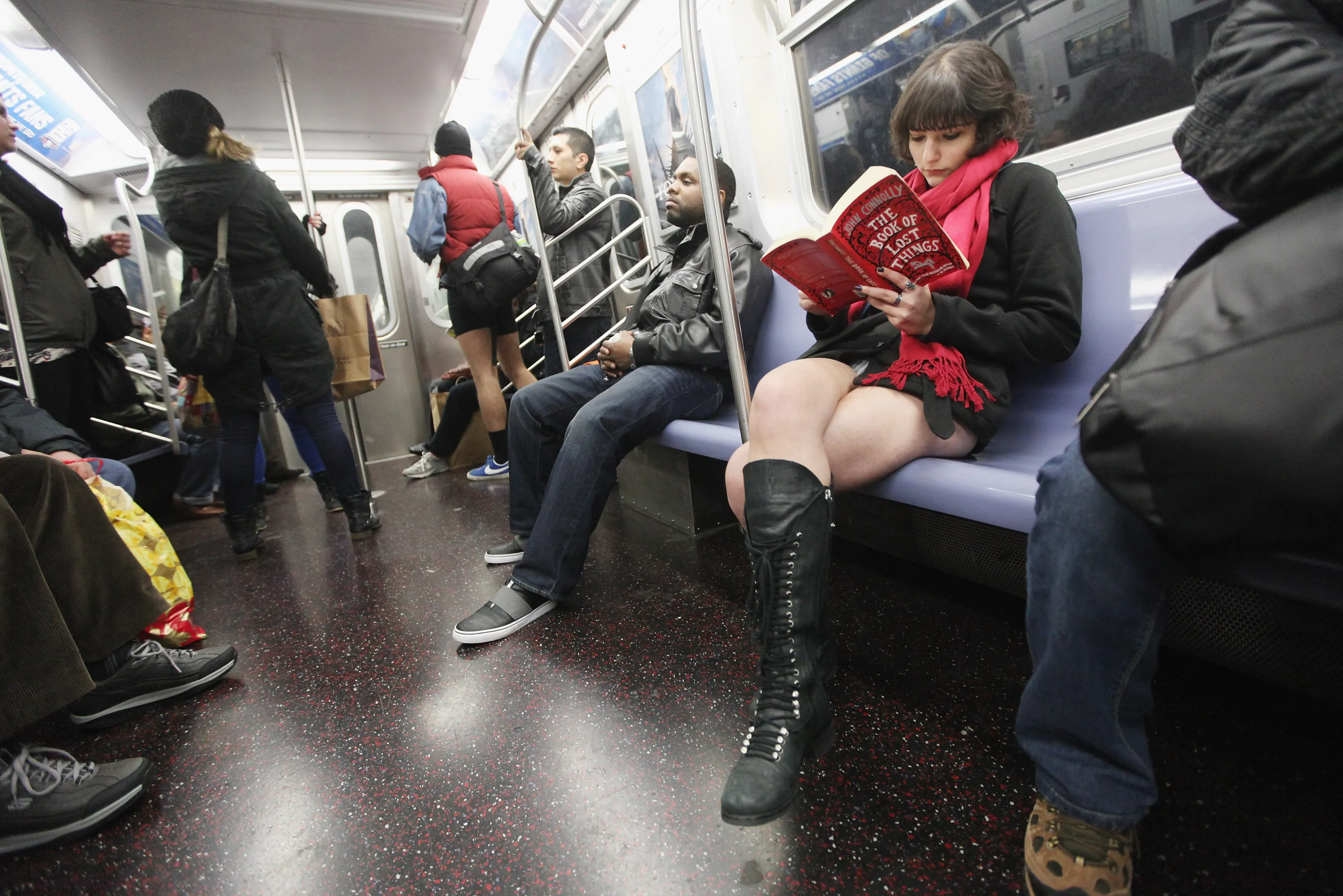 Подглядывание в метро. No Pants Subway Ride 2012. В метро без штанов 2012. Бабы в общественном транспорте. Женщины в метро.