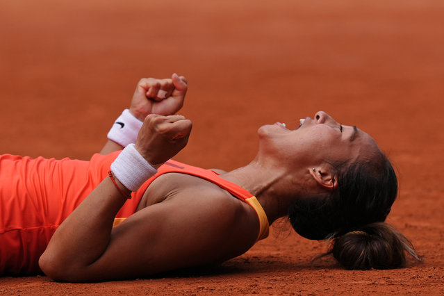 China's Zheng Qinwen reacts to beating Poland's Iga Swiatek in their women's singles semi-final tennis match on Court Philippe-Chatrier at the Roland-Garros Stadium during the Paris 2024 Olympic Games, in Paris on August 1, 2024. (Photo by Dimitar Dilkoff/AFP Photo)