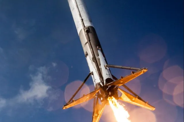 Falcon 9 attempts to land on a floating platform in the Atlantic Ocean on April 14, 2015. (Photo by Ben Cooper/SpaceX)