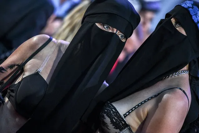 Costumed guests arrive for the “Life Ball” charity event at the Rathaus city hall in Vienna, Austria, 10 June 2017. (Photo by Christian Bruna/EPA/EFE)