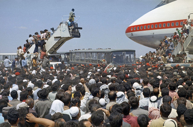 Released Syrian prisoners of war arrive in Damascus from Israel during a prisoner exchange in June 1974. (Photo by AP Photo)