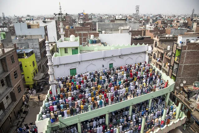 Muslim devotees offer Friday prayers at a mosque following sectarian riots over India's new citizenship law, at Mustafabad area in New Delhi on February 28, 2020. Muslims in India's capital held regular on February 28 prayers under the watch of riot police, capping a week which saw 42 killed and hundreds injured during the city's worst sectarian violence in decades. (Photo by Xavier Galiana/AFP Photo)