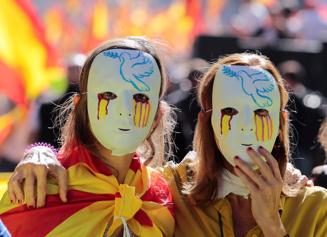 Women wear masks during a pro-union demonstration organised by the Catalan Civil Society organisation in Barcelona, Spain, October 8, 2017. (Photo by Enrique Calvo/Reuters)