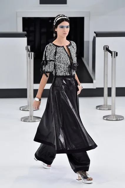 Kendall Jenner walks the runway during the Chanel show as part of the Paris Fashion Week Womenswear Spring/Summer 2016 on October 6, 2015 in Paris, France. (Photo by Pascal Le Segretain/Getty Images)
