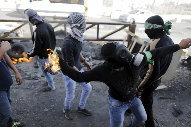 Palestinians clash with  Israeli border police during clashes at a checkpoint between Shuafat refugee camp and Jerusalem October 9, 2015. (Photo by Ammar Awad/Reuters)