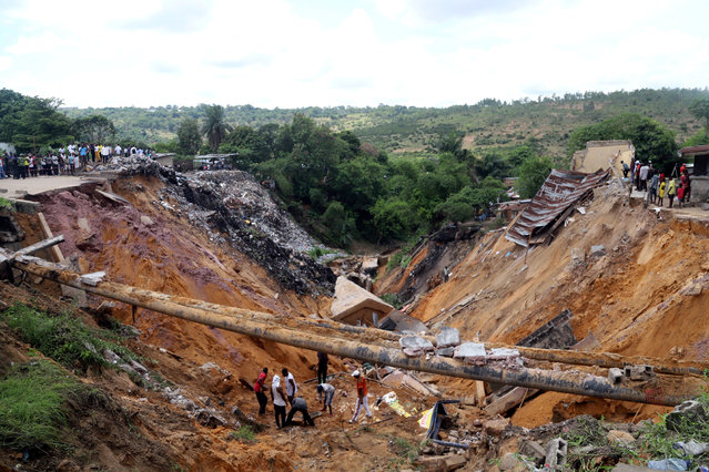 Residents search for the bodies of their missing kin at the scene of a landslide following torrential rains near the University of Kinshasa, in the Democratic Republic of Congo November 27, 2019. (Photo by Kenny Katombe/Reuters)