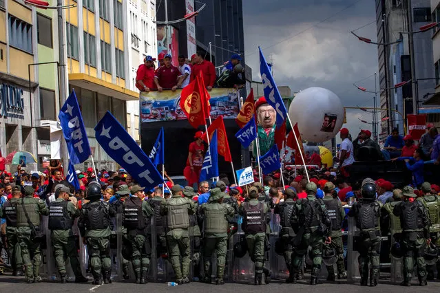 Members of the Bolivarian National Guard blocks the path of a march by followers of Venezuelan President Nicolas Maduro, in Caracas, Venezuela, 01 November 2016. Hundreds of supporters took part in a march outside the National Assembly in Caracas to protest the process against Maduro after the suspension of the referendum aimed to oust him. (Photo by Miguel Gutierrez/EPA)