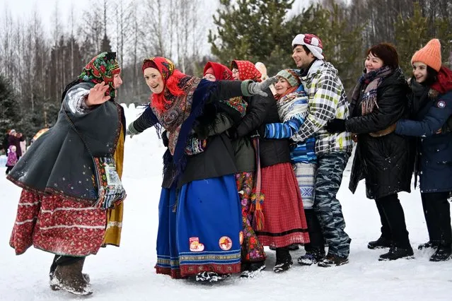 Russian traditionaly dressed people celebrate the Maslenitsa or Shrovetide, a farewell ceremony to winter close to village of Gzhel about 60 km from Moscow on March 14, 2021. Shrovetide precedes the beginning of Lent, with each day of the week holding its own meaning. Shrove Sunday, also known as the Sunday of Forgiveness, is a day for asking forgiveness for the harm caused to other people intentionally or unintentionally (Photo by Kirill Kudryavtsev/AFP Photo)