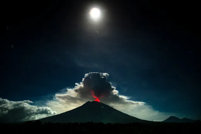 Mount Agung volcano spews hot volcanic ash into the air as seen from Kubu Village in Karangasem, Bali, Indonesia, 29 June 2018. The ash cloud out of Mount Agung was reported to have reached a height of 2000 m after it began to erupt on the evening of 28 June. The Ngurah Rai International Airport in Bali was shut down at 03.00 am on the 29 June 2018 due to hazards related to the ash cloud. (Photo by Made Nagi/EPA/EFE)