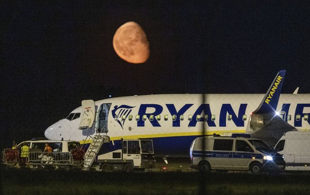 Federal police inspect a Ryanair aircraft after the unscheduled landing of the plane at the Berlin International Airport in Schoenefeld near Berlin, Germany, Monday, Mai 31, 2021. (Photo by Christophe Gateau/dpa via AP Photo)