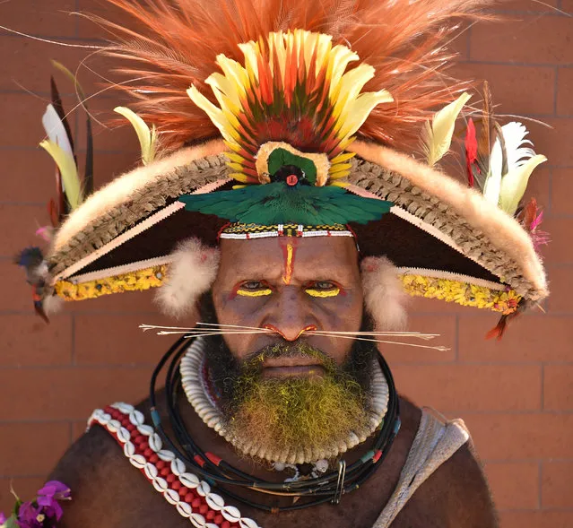 A local tribesman waits to see China's President Xi Jinping during his visit to the Butuka Academy school in Port Moresby on November 16, 2018, ahead of the Asia-Pacific Economic Cooperation (APEC) summit. (Photo by Peter Parks/AFP Photo)