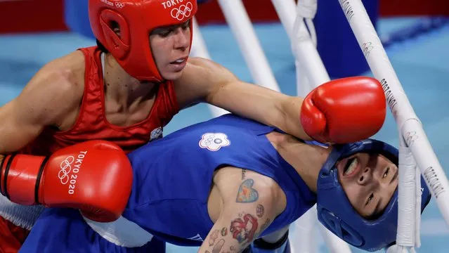 Serbia's Nina Radovanovic (red) and Chinese Taipei's Hsiao-Wen Huang fight during their women's fly (48-51kg) quarter-final boxing match during the Tokyo 2020 Olympic Games at the Kokugikan Arena in Tokyo on August 1, 2021. (Photo by Ueslei Marcelino/Reuters)