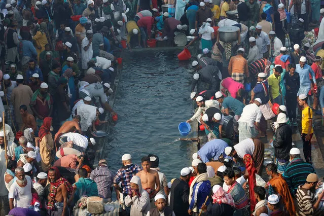 Muslim devotees collect water from an open tank for their regular use as they take part in Bishwa Ijtema in Tongi, on the outskirts of Dhaka, Bangladesh January 13, 2017. (Photo by Mohammad Ponir Hossain/Reuters)