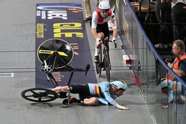 Belgium's Jules Hesters (L) falls as he competes in the Men's Elimination race during the first day of the UEC European Track Cycling Championships at the Omnisport indoor arena in Apeldoorn, on January 10, 2024. (Photo by John Thys/AFP Photo)