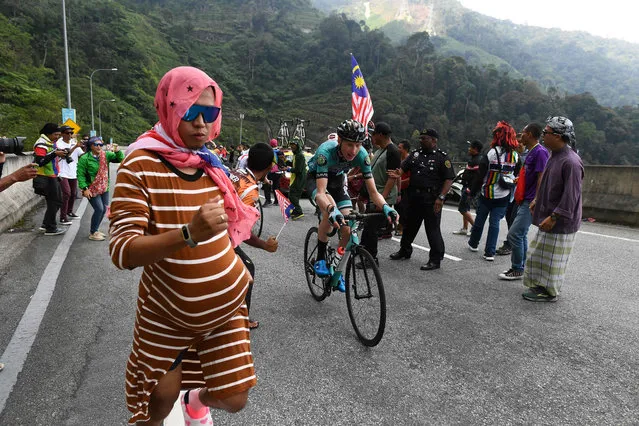 Spectators cheer as cyclists ride uphill in Genting Highlands during the fourth stage of the Malaysian Le Tour de Langkawi cycling race from Shah Alam to Genting Highlands on April 9, 2019. (Photo by Mohd Rasfan/AFP Photo)