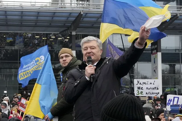 Former Ukrainian President Petro Poroshenko gestures while speaking to his supporters upon his arrival at Zhuliany International Airport outside Kyiv, Ukraine, Monday, January 17, 2022. Poroshenko has returned to Ukraine to face court on treason charges he believes are politically motivated. At the Kyiv airport, where he arrived on a flight from Warsaw on Monday morning, Poroshenko was greeted by several thousand supporters. (Photo by Efrem Lukatsky/AP Photo)