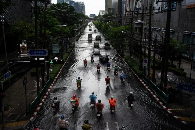 Motorists drive through a flooded street after heavy rain in Bangkok, Thailand on June 7, 2019. (Photo by Jewel Samad/AFP Photo)