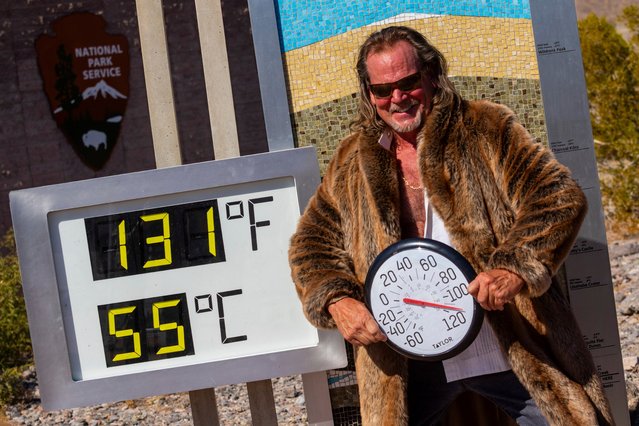 Thor Teigen poses in a fur jacket next to a thermometer displaying a temperature of 131 degrees Fahrenheit / 55 degrees Celsius at the Furnace Creek Visitors Center, in Death Valley National Park, Calif., Sunday, July 7, 2024. Forecasters said a heat wave could break previous records across the U.S., including at Death Valley. (Photo by Ty ONeil/AP Photo)
