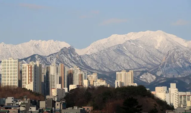 The ridge of Mount Seorak is seen from the city of Sokcho, South Korea 21 March 2022, as the highest peak of the 1,708-meter mountain is covered with snow. (Photo by Yonhap/EPA/EFE)