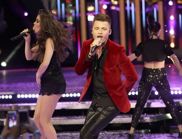 Hailee Steinfeld (L) participates in a collaboration with Shawn Hook (C) during the iHeartRadio Much Music Video Awards (MMVAs) in Toronto, Ontario, Canada June 19, 2016. (Photo by Fred Thornhill/Reuters)