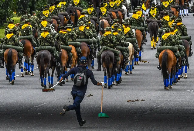 Colombian mounted soldiers take part in a military parade to celebrate the 207th nniversary of the independence, in Bogota, on July 20, 2017. (Photo by Luis Acosta/AFP Photo)