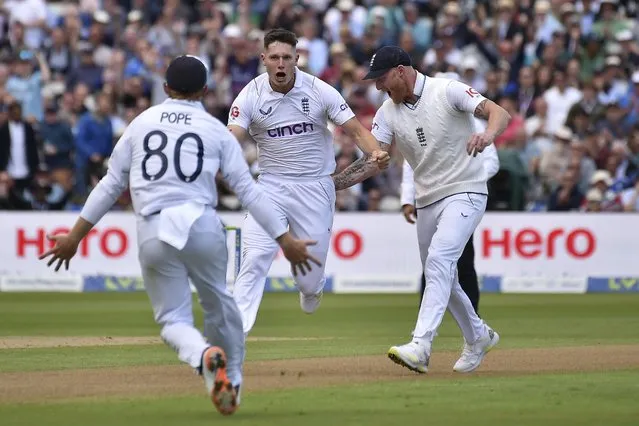 England's Matthew Potts, center, celebrates with teammates the dismissal of India's Virat Kohli during the first day of the fifth cricket test match between England and India at Edgbaston in Birmingham, England, Friday, July 1, 2022. (Photo by Rui Vieira/AP Photo)