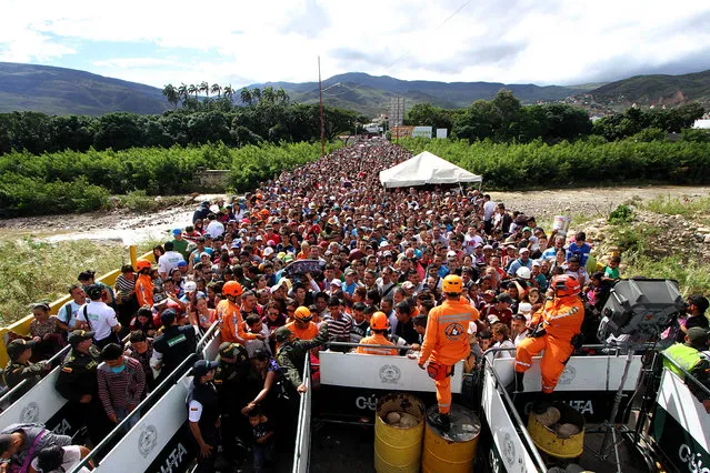 Venezuelans cross the Simon Bolivar bridge linking San Antonio del Tachira, in Venezuela with Cucuta in Colombia, to buy basic supplies on July 17, 2016. Thousands of Venezuelans again poured into the Colombian city of Cucuta on Sunday, profiting from the brief reopening of a long-closed border to buy food and medicine. (Photo by George Castellano/AFP Photo)