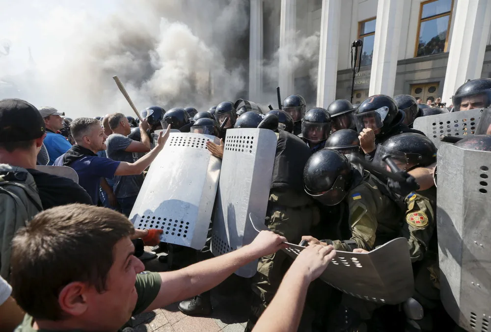 Clashes outside Ukraine Parliament