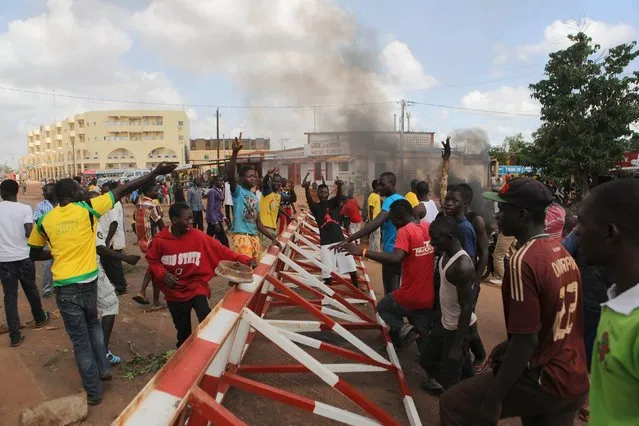 Anti-coup protesters erect a barricade in Ouagadougou, Burkina Faso, September 19, 2015. (Photo by Joe Penney/Reuters)