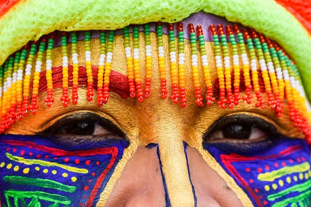A reveller takes part in the “Canto a la Tierra” parade on January 3, 2017, during the Carnival of Blacks and Whites in Pasto, Colombia, the largest festivity in the south- western region of the country. (Photo by Luis Robayo/AFP Photo)