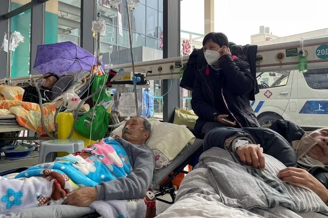 Patients lie on beds in the emergency department of a hospital, amid the coronavirus disease outbreak in Shanghai, China, on January 5, 2023. (Photo by Reuters/China Stringer Network)