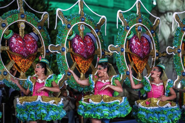 People perform during the March of Lisbon's 'Marchas Populares' part of the Saint Anthony celebration at Liberdade Avenue in Lisbon, Portugal, 12 June 2024. Every year at Saint Anthony evening about 20 Lisbon neighborhoods march in colorful costumes and sing popular song in honor of the marriage saint. This evening is the most important festivity in Lisbon. (Photo by Tiago Petinga/EPA/EFE)