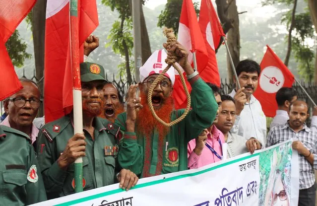 Protesters, some of whom participated in the 1971 war of independence, rally outside the Supreme Court in Dhaka during the court's verdict on appeals by two opposition leaders November 18, 2015. Bangladesh's Supreme Court on Wednesday rejected final appeals from two opposition leaders against death sentences for atrocities committed during the 1971 war of independence. (Photo by Ashikur Rahman/Reuters)