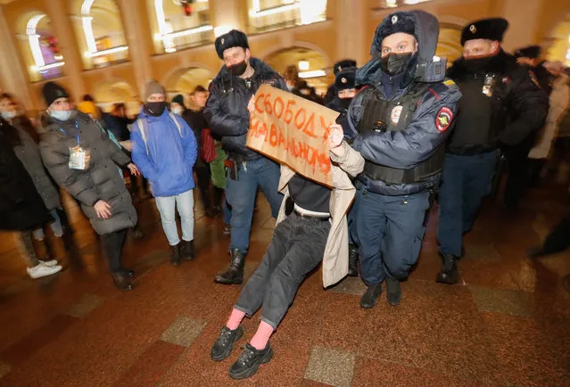 Police detain a participant with a placard “Freedom for Navalny” at a protest in support of Russian opposition leader and anti-corruption activist Alexei Navalny in St.Petersburg, Russia, 18 January 2021. (Photo by Anatoly Maltsev/EPA/EFE)