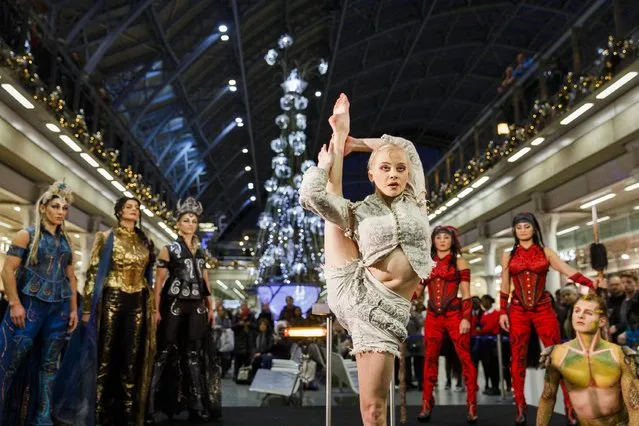 Artists from Cirque du Soleil perform as St Pancras Station unveils it's Cirque du Soleil “Amaluna” Christmas tree on November 21, 2016 in London, United Kingdom. (Photo by Tristan Fewings/Getty Images)