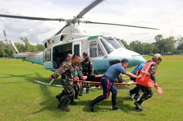 Soldiers carry on a stretcher a wounded member of Philippine President Rodrigo Duterte's presidential security group who was airlifted at an army camp in Cagayan de Oro after being hit in a roadside bomb attack in Lanao del Sur, Philippines November 29, 2016. (Photo by Reuters/Armed Forces of the Philippines)