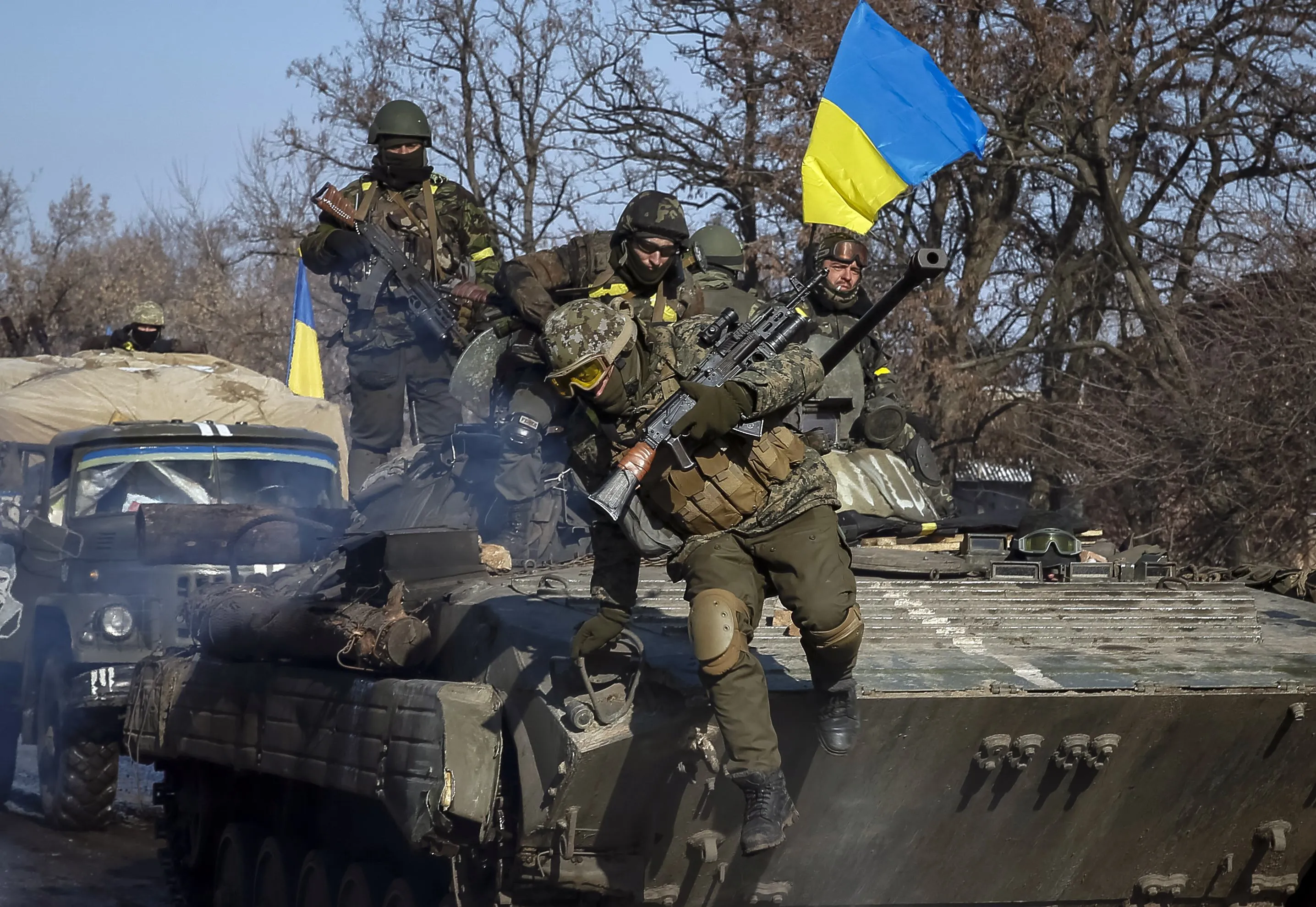 Украинцы отступают. ВСУ Украины 2014. ВСУ на Донбассе. Украинские войска на Донбассе. Украинские военные в бою.