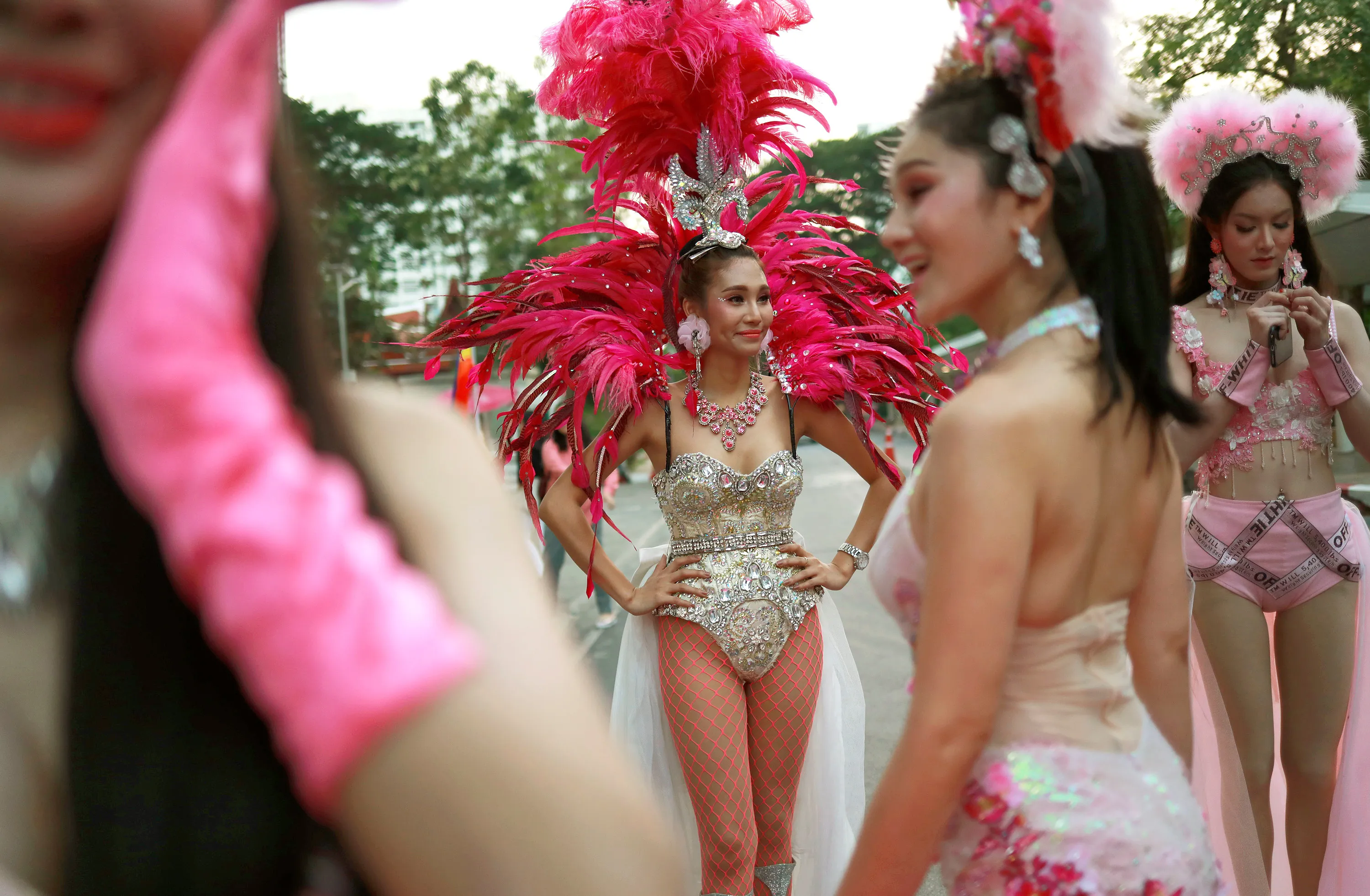 Тайские трансгендеры. Таиланд парад трансвеститов. Парад трансов в Тайланде. Парад шоу трансвестита Тайланд.