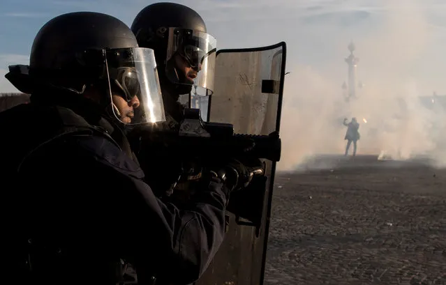 Riot police aim a “LBD-40”, the controversial non-lethal rubber bullet launcher, during a nationwide general strike in Paris, France, 05 February 2019. (Photo by Ian Langsdon/EPA/EFE)