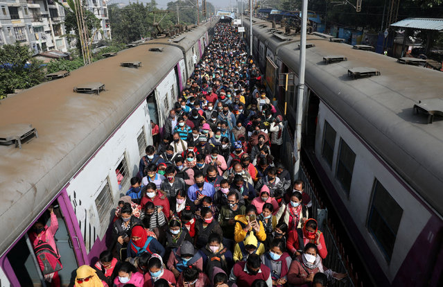 Commuters leave a platform after disembarking from a suburban train, amidst the spread of the coronavirus disease (COVID-19), at a railway station on the outskirts of Kolkata, India, January 5, 2022. (Photo by Rupak De Chowdhuri/Reuters)