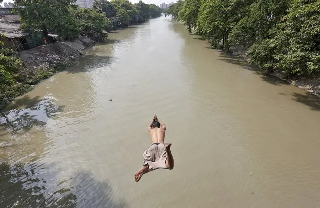 A man jumps into Tolly's Nullah to cool off on a hot day in Kolkata, India, April 25, 2016. (Photo by Rupak De Chowdhuri/Reuters)